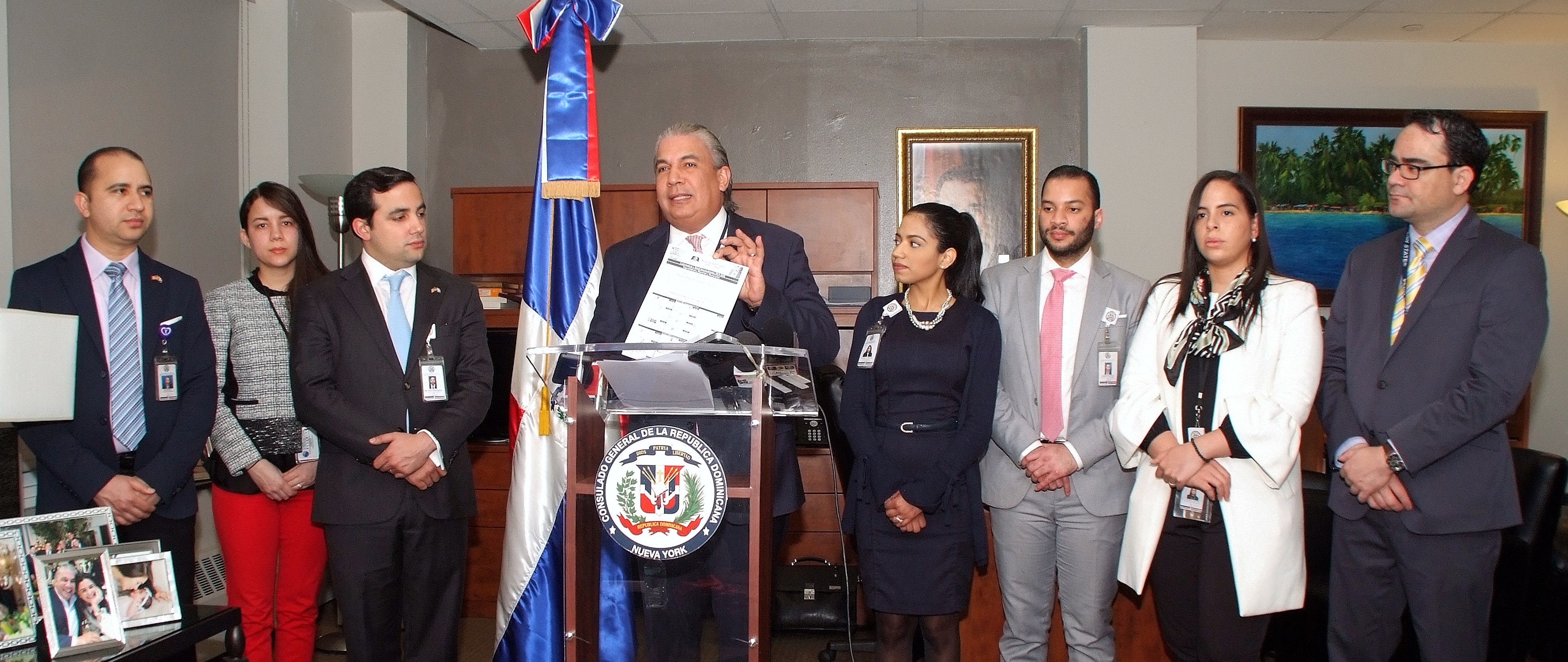 El c&oacute;nsul Carlos Castillo muestra el listado de decenas de universidades de Estados Unidos y Europa a las cuales pueden aplicar para becas.
