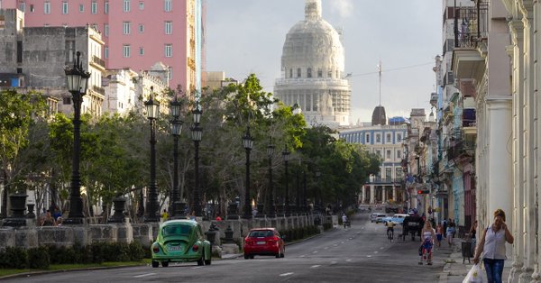 El Gobierno eval&uacute;a acabar con algunas de las doce categor&iacute;as que permiten a los estadounidenses viajar a Cuba.