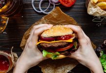 Descubren el circuito cerebral que motiva a seguir comiendo sin hambre Este descubrimiento podría ser un nuevo objetivo para los tratamientos "contra la obesidad y los atracones".