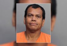 Encarcelado un latino que apuñaló a otro en un cine por patear su butaca Luis Reynaldo Chávez, de 56 años, quien está detenido desde el sábado y este lunes fue presentado ante la justicia.