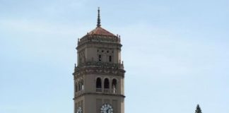 Fotografía en donde aparece aparece la emblemática torre del campus de San Juan de la Universidad de Puerto Rico, aledaña al casco urbano de la capital San Juan, Puerto Rico.