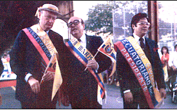El Ing. Jos&eacute; Ram&oacute;n Alvarez, (primero de Der. a Izq) Fundador del Desfile Ecuatoriano de Nueva York, junto al alcalde Edward Koch y un empleado del gobierno ecuatoriano, marchando en el primer desfile en 1984 sobre la Ave. Roosevelt y la calle 84 en Queens.&nbsp;