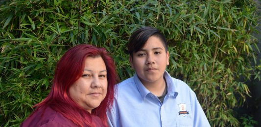 Adrián Mejía y su madre, Saira Diaz, aprender sobre hábitos alimentarios saludables a través del estudio de la Universidad del Sur de California y el Hospital de Niños de Los Ángeles. (Rob Waters for KHN)