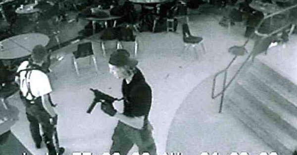 El 20 de abril de 1999, dos estudiantes de la Escuela Columbine (Colorado) mataron a 12 alumnos y un maestro antes de suicidarse.