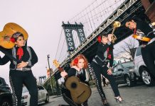 Flor de Toloache, el primer grupo de mariachi de mujeres en Nueva York. Foto de Andrei Averbuch.
