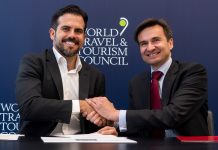 Gobierno de Puerto Rico e Iberia anuncian ampliación de vuelos San Juan-Madrid Ricardo Rosselló(i), y el director comercial de Iberia, Marco Sansavini, tras la firma del acuerdo por el que la aerolínea ampliará su operación en la isla.