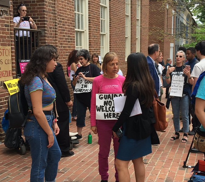 Activistas de Code Pink, permanecen en la embajada venezolana.