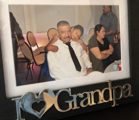 Grupos denuncian atención médica y de salud mental deficiente a los detenidos por ICE Una foto familiar de José Contreras. Su hermana María está preocupada por su deterioro físico y mental desde que fue detenido. (Sarah Varney/KHN)