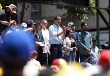 Guaidó, quien además es reconocido como presidente interino de Venezuela por más de 50 países, aseguró que el crudo venezolano financia a la inteligencia cubana en Venezuela.