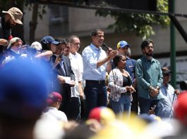 Guaidó dice a Díaz-Canel que no habrá más petróleo venezolano para Cuba Guaidó, quien además es reconocido como presidente interino de Venezuela por más de 50 países, aseguró que el crudo venezolano financia a la inteligencia cubana en Venezuela.