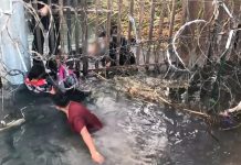 Pese a la alambrada de púas y las frías aguas de un canal, dos impactantes videos revelados por la Patrulla Fronteriza muestran a un grupo de indocumentados intentando cruzar.