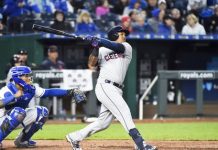 El segunda base dominicano José Ramírez pegó batazo de vuelta entera y los Indios de Cleveland vencieron este miércoles 6-2 a los Marlins de Miami. (Foto de twitter @si_mlb)