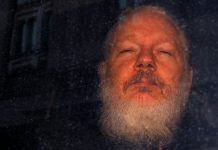 Assange permanece en una prisión británica.