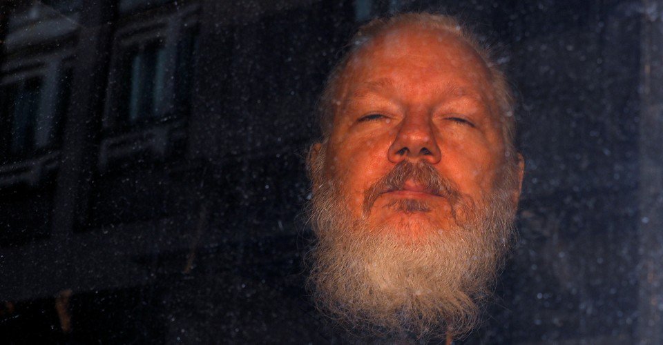 Assange permanece en una prisi&oacute;n brit&aacute;nica.