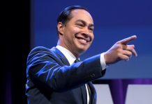 El plan migratorio de Julián Castro para revertir medidas "crueles" de Trump En caso de llegar a la Presidencia, Castro revertiría la prohibición del ingreso de musulmanes al país.
