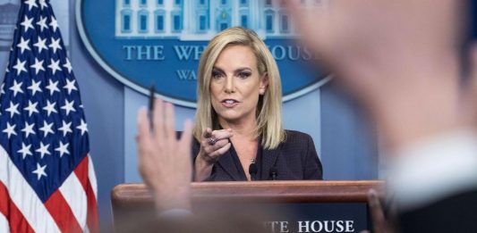 Kirstjen Nielsen, pidió este lunes que se desplacen más efectivos a la frontera con México y que se incremente el número de migrantes devueltos al país vecino.