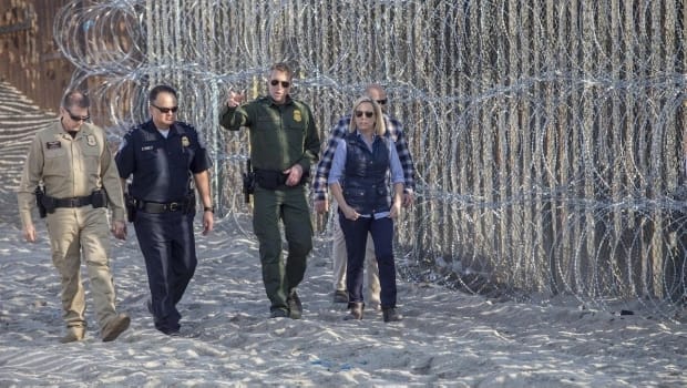 Kirstjen Nielsen, pidió este lunes que se desplacen más efectivos a la frontera con México y que se incremente el número de migrantes devueltos al país vecino.