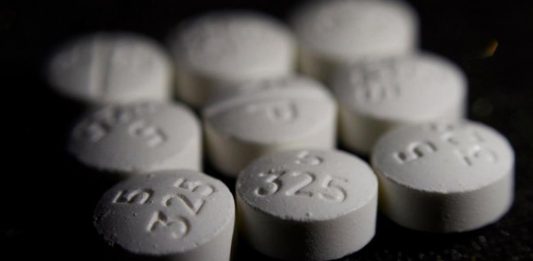Imputan a la primera farmacéutica por su rol en crisis de opiáceos.