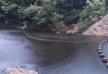Las autoridades colombianas realizan labores de limpieza en el Pozo Azul.