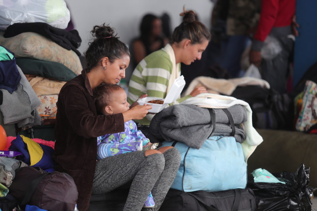 Venezolanos piden refugio a Perú tras llegar tarde para entrar sin pasaporte La Patrulla Fronteriza denuncia que inmigrantes indocumentados que ya fueron deportados previamente del país están regresando a la frontera sur acompañados de menores de edad