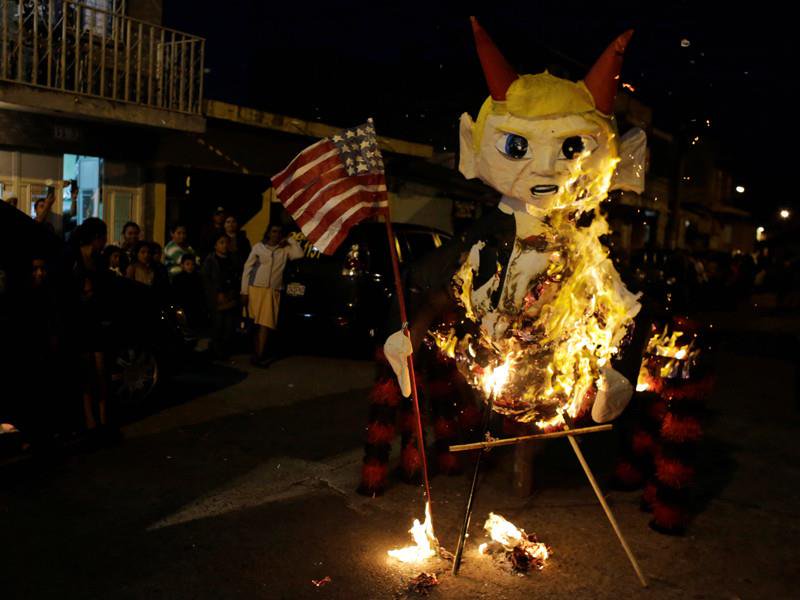 Migrantes y activistas quemaron este sábado efigies de los presidentes de México y de Estados Unidos.