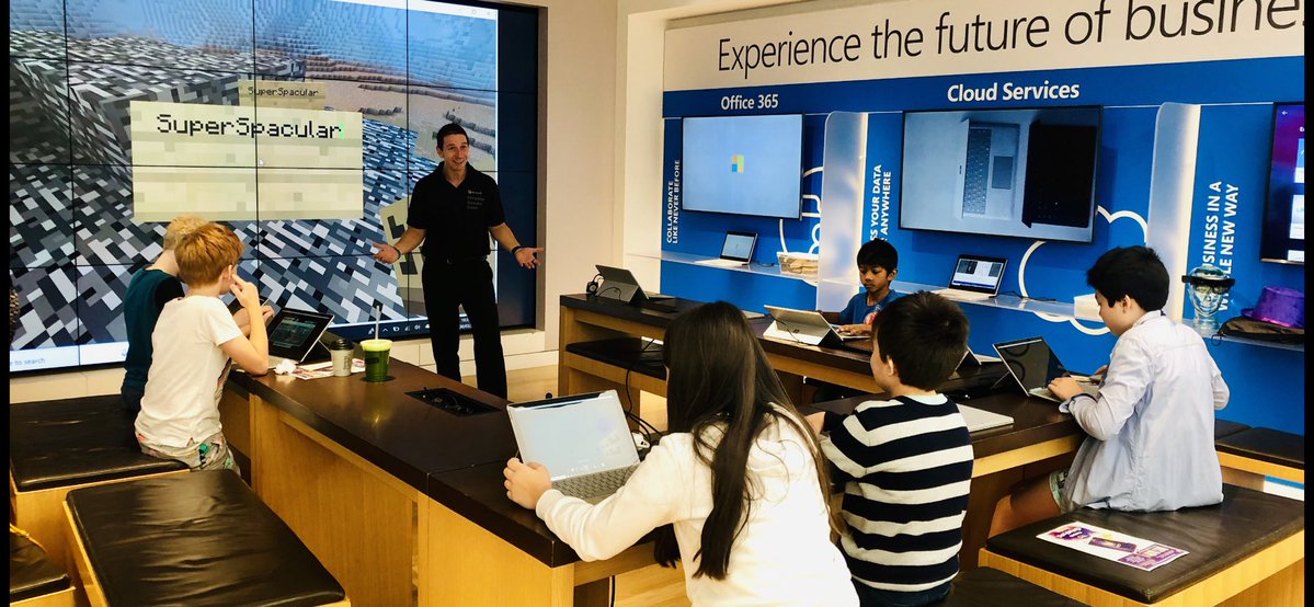 Una de las herramientas que más éxito acostumbra a tener entre los educadores que se acercan a la clase inmersiva de Microsoft es "Minecraft: Education Edition".