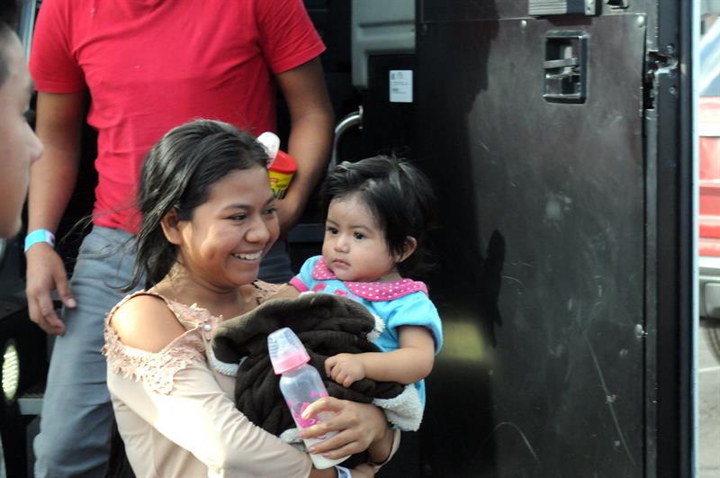  La joven guatemalteca Biel, de 18 a&ntilde;os, sonr&iacute;e a su llegada junto a su hija Daira Carolina, de diez meses.