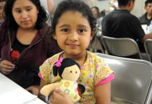 La guatemalteca Sarai, de 5 años y quien quiere ser pintora cuando sea mayor, sostiene a su muñeca "Estrella" junto a su madre, Blanca.