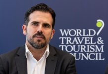 Ricardo Rosselló, tras la firma del acuerdo por el que la aerolínea ampliará su operación en la isla a la temporada de invierno.