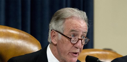 "Espero una respuesta del IRS para las 17:00 horas del 23 de abril de 2019", dijo el presidente del comité de arbitrios y medios de la Cámara Baja, Richard Neal.