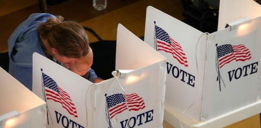 Ron DeSantis ordena revisar material en español para elecciones 2020.