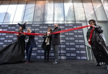 Autoridades y artistas asistieron a la ceremonia oficial de inauguración del nuevo centro cultural de Nueva York, The Shed.
