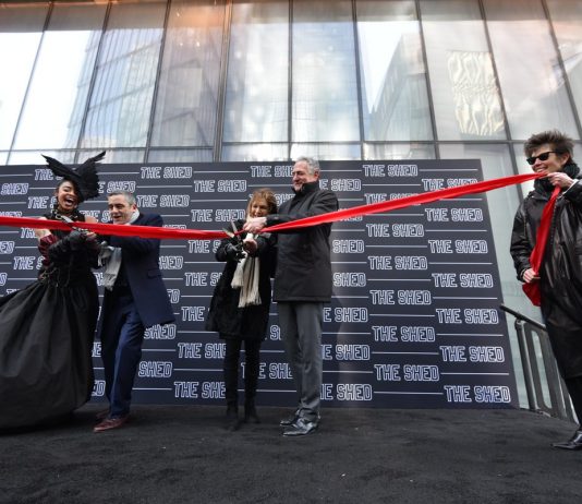 Autoridades y artistas asistieron a la ceremonia oficial de inauguración del nuevo centro cultural de Nueva York, The Shed.