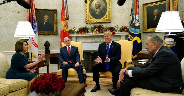 El anuncio lo hicieron los l&iacute;deres dem&oacute;cratas de la C&aacute;mara de Representantes, Nancy Pelosi, y del Senado, Chuck Schumer, a la salida de una reuni&oacute;n con Trump en la Casa Blanca.