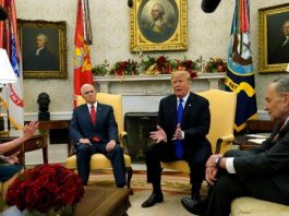 El anuncio lo hicieron los líderes demócratas de la Cámara de Representantes, Nancy Pelosi, y del Senado, Chuck Schumer, a la salida de una reunión con Trump en la Casa Blanca.