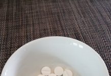 El fiscal del distrito neoyorquino de Manhattan, Cyrus Vance, informó este martes del arresto de tres hombres por operar una red que vendía cientos de miles de pastillas falsas de Xanax y otras sustancias controladas
