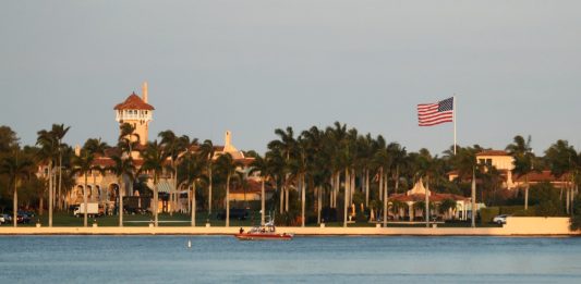Arrestan a mujer que iba a entrar con "malware" a club de Trump en Florida