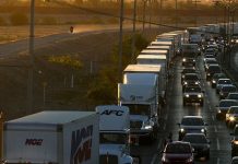 La falta de personal en los cruces fronterizos en la mexicana Ciudad Juárez, frontera con Estados Unidos, ocasionaron este jueves largas filas de automóviles y tiempos de espera de más de dos horas.