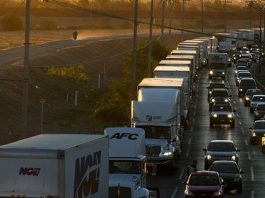 México impulsa ocho nuevos cruces fronterizos para fortalecer el comercio con EE.UU. La falta de personal en los cruces fronterizos en la mexicana Ciudad Juárez, frontera con Estados Unidos, ocasionaron este jueves largas filas de automóviles y tiempos de espera de más de dos horas.