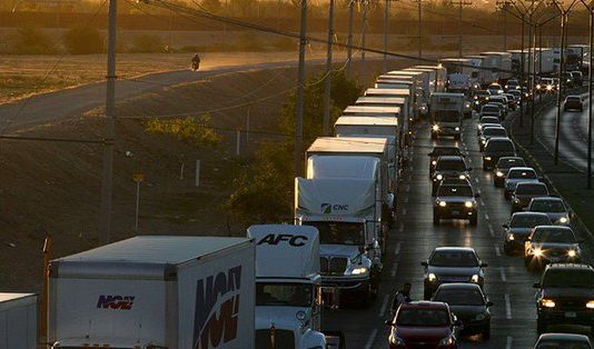 La falta de personal en los cruces fronterizos en la mexicana Ciudad Juárez, frontera con Estados Unidos, ocasionaron este jueves largas filas de automóviles y tiempos de espera de más de dos horas.