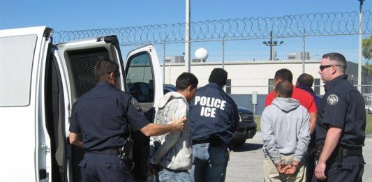 La Casa Blanca confirmó este domingo que está estudiando posibles "opciones" para trasladar a los indocumentados que detiene en la frontera a las llamadas "ciudades santuario"