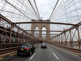 Nuevo peaje para entrar en auto a Manhattan recauda 100 millones de dólares en dos meses La aprobación del cobro de peajes dentro de Nueva York, específicamente para acceder a la parte baja del distrito de Manhattan, ha generado el rechazo de algunos sectores debido al alto costo de vida en esa ciudad.