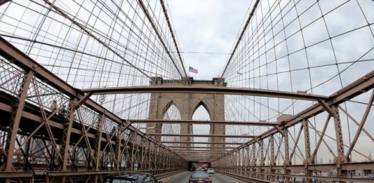 La aprobación del cobro de peajes dentro de Nueva York, específicamente para acceder a la parte baja del distrito de Manhattan, ha generado el rechazo de algunos sectores debido al alto costo de vida en esa ciudad.