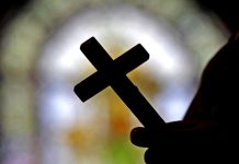 La arquidiócesis de Galveston-Houston  ha retirado al sacerdote Jesús Suárez de sus funciones por su supuesta implicación en abusos a menores de edad en Colombia