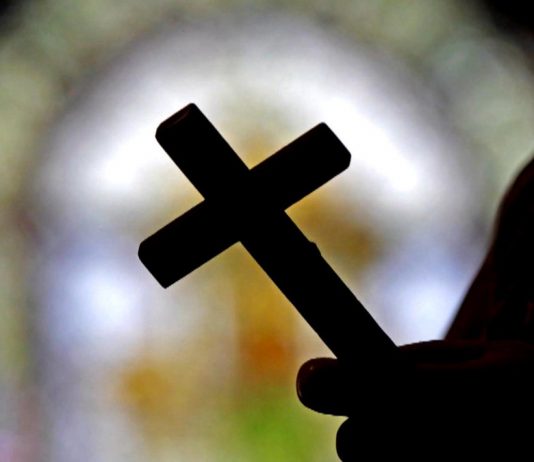 La arquidiócesis de Galveston-Houston  ha retirado al sacerdote Jesús Suárez de sus funciones por su supuesta implicación en abusos a menores de edad en Colombia