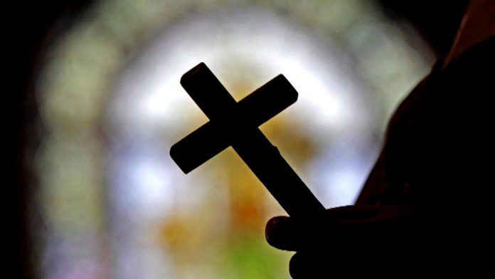 sacerdote Jesús Suárez La arquidiócesis de Galveston-Houston ha retirado al sacerdote Jesús Suárez de sus funciones por su supuesta implicación en abusos a menores de edad en Colombia