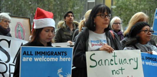 La ciudad de Huntington Beach fue este sábado escenario de una marcha en contra de la ley que declara a California un "estado santuario"