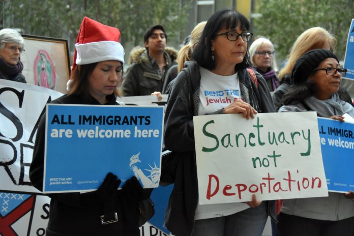 California mantiene un pulso a Trump al ejercer de santuario para inmigrantes La ciudad de Huntington Beach fue este sábado escenario de una marcha en contra de la ley que declara a California un