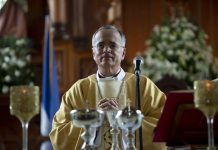 Obispo nicaragüense tilda de "mentirosos" a los "tiranos que con cinismo invocan a Dios" El obispo auxiliar de la Arquidiócesis de Managua, Silvio Báez, uno de los personajes más influyentes de Nicaragua y crítico del presidente Daniel Ortega, cumple este domingo sus 61 años de vida