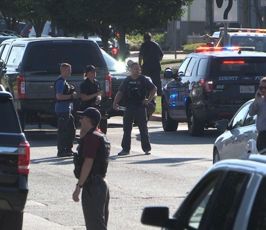 EE.UU. acusa a una persona de conspirar con la autora de la matanza escolar de Tumbler Ridge El presunto autor del tiroteo de este sábado en una sinagoga cerca de San Diego, identificado como John Earnest de 19 años, dejó escrito un manifiesto antisemita en las redes sociales y reconoció haberse inspirado en la matanza perpetrada el 15 de marzo en Nueva Zelanda.